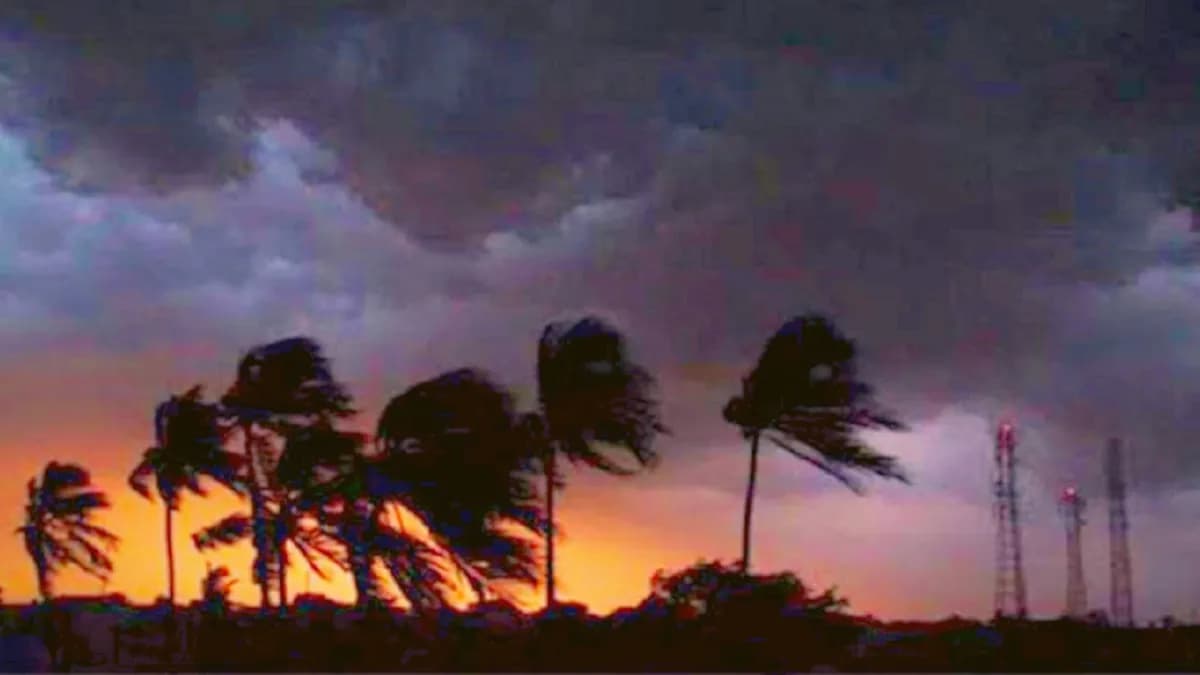 ১৬ জেলায় শক্তিশালী কালবৈশাখীর তাণ্ডবের শঙ্কা: ধেয়ে আসছে তীব্র বজ্রঝড় ও শিলাবৃষ্টি